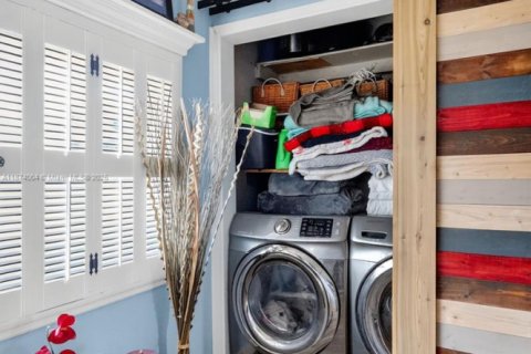 House in Hollywood, Florida 4 bedrooms, 182.92 sq.m. № 2025810 - photo 28