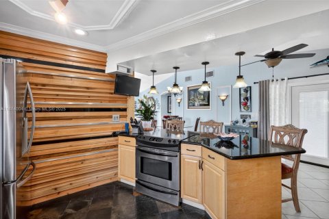 House in Hollywood, Florida 4 bedrooms, 182.92 sq.m. № 2025810 - photo 17