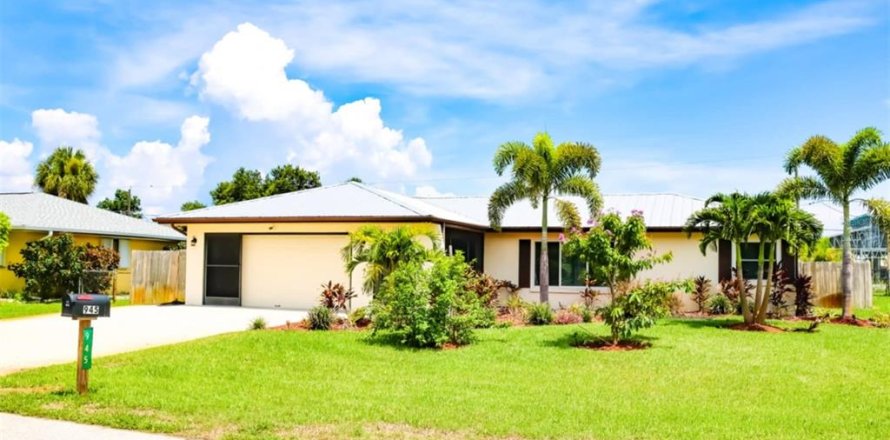 House in Port Charlotte, Florida 3 bedrooms, 146.97 sq.m. № 1736763