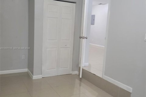 Casa en alquiler en Miami, Florida, 3 dormitorios, 185.15 m2 № 2011199 - foto 9