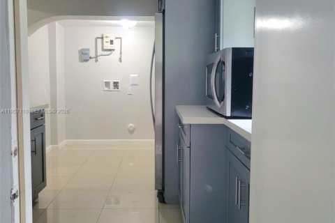 Casa en alquiler en Miami, Florida, 3 dormitorios, 185.15 m2 № 2011199 - foto 14