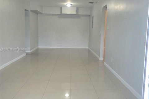 Casa en alquiler en Miami, Florida, 3 dormitorios, 185.15 m2 № 2011199 - foto 4