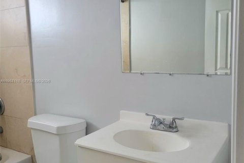 Casa en alquiler en Miami, Florida, 3 dormitorios, 185.15 m2 № 2011199 - foto 12