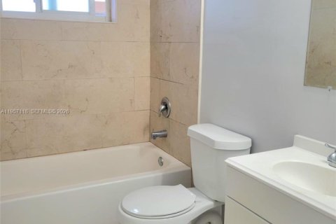 Casa en alquiler en Miami, Florida, 3 dormitorios, 185.15 m2 № 2011199 - foto 11