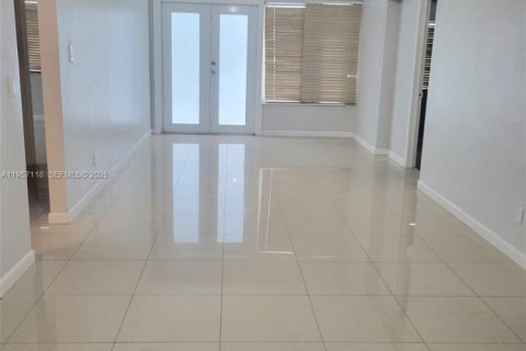 Casa en alquiler en Miami, Florida, 3 dormitorios, 185.15 m2 № 2011199 - foto 3