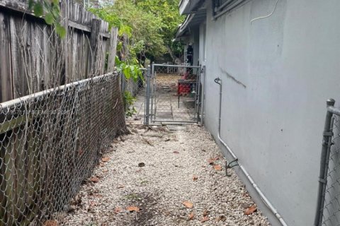 Casa en alquiler en Miami, Florida, 3 dormitorios, 185.15 m2 № 2011199 - foto 16