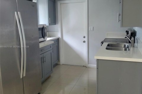 Casa en alquiler en Miami, Florida, 3 dormitorios, 185.15 m2 № 2011199 - foto 13