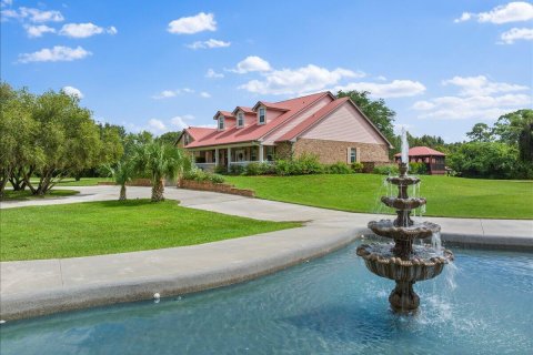 House in Vero Beach, Florida 6 bedrooms, 369.19 sq.m. № 2083024 - photo 2