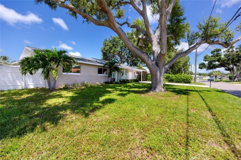 House in Largo, Florida 3 bedrooms, 158.12 sq.m. № 2321671 - photo 4