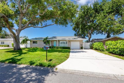 House in Largo, Florida 3 bedrooms, 158.12 sq.m. № 2321671