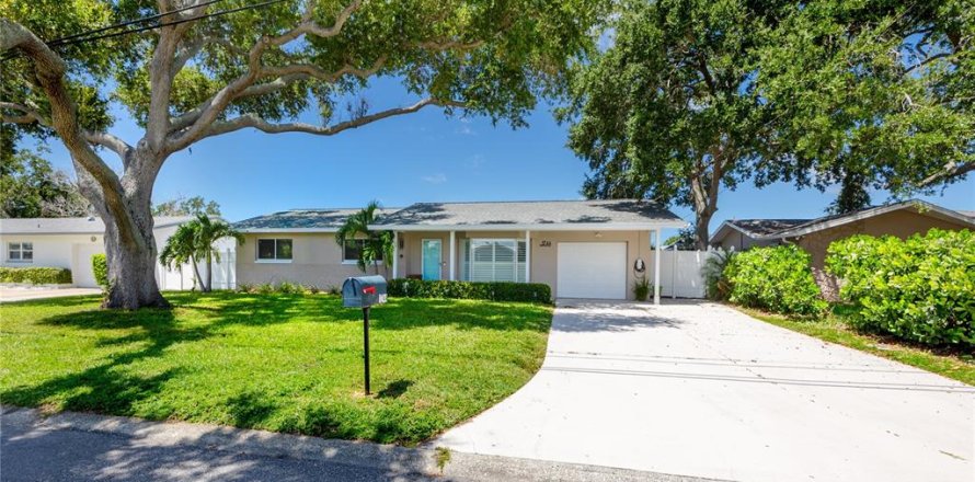 House in Largo, Florida 3 bedrooms, 158.12 sq.m. № 2321671