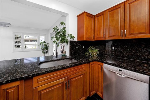 House in Largo, Florida 3 bedrooms, 158.12 sq.m. № 2321671 - photo 13