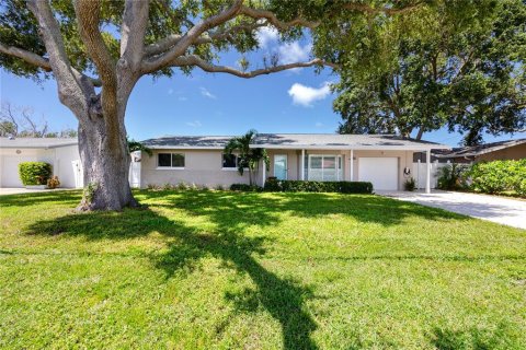 House in Largo, Florida 3 bedrooms, 158.12 sq.m. № 2321671 - photo 3