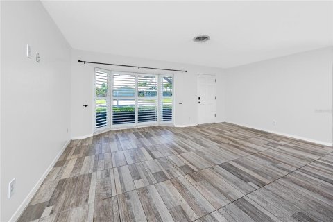 House in Largo, Florida 3 bedrooms, 158.12 sq.m. № 2321671 - photo 8