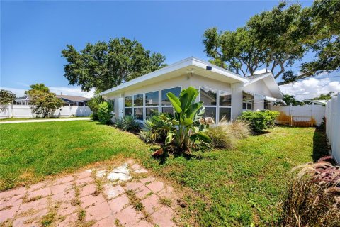 House in Largo, Florida 3 bedrooms, 158.12 sq.m. № 2321671 - photo 2