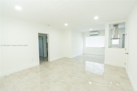 Propiedad comercial en venta en Miami Beach, Florida, 420.29 m2 № 1766604 - foto 3