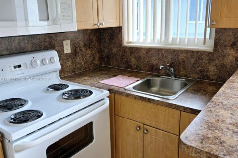 Commercial property in Hialeah, Florida 150.13 sq.m. № 2392076 - photo 6