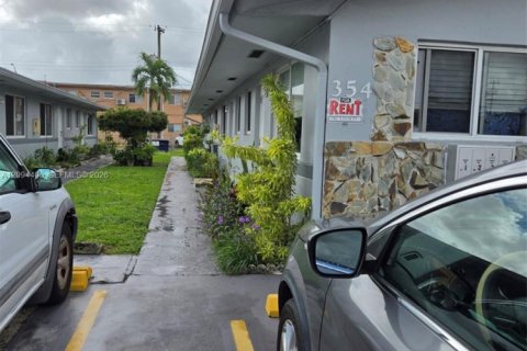 Commercial property in Hialeah, Florida 150.13 sq.m. № 2392076 - photo 4