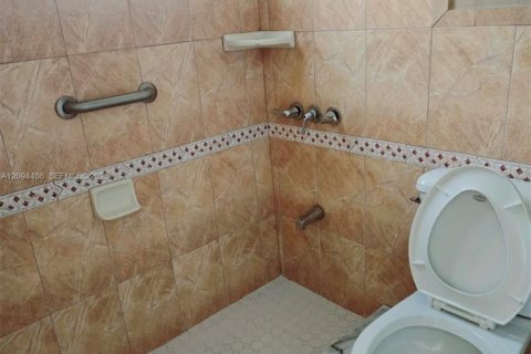 Commercial property in Hialeah, Florida 150.13 sq.m. № 2392076 - photo 2