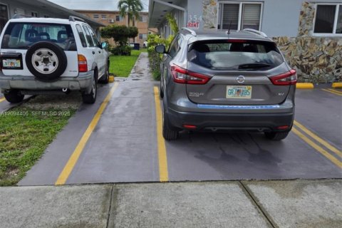 Commercial property in Hialeah, Florida 150.13 sq.m. № 2392076 - photo 5