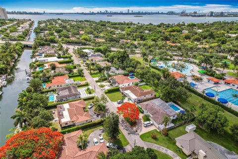 House in Miami Shores, Florida 3 bedrooms, 171.68 sq.m. № 1874791 - photo 4
