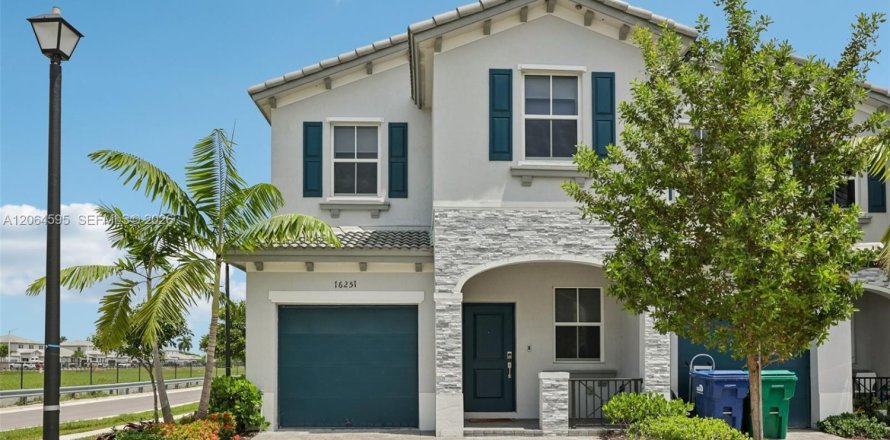 Adosado en Homestead, Florida 3 dormitorios, 157.47 m2 № 2279519