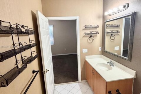 Townhouse in Oakland Park, Florida 2 bedrooms, 116.41 sq.m. № 1942251 - photo 4