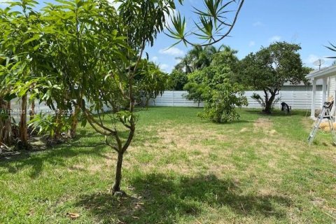 House in Miami, Florida 4 bedrooms, 200.02 sq.m. № 1802672 - photo 22