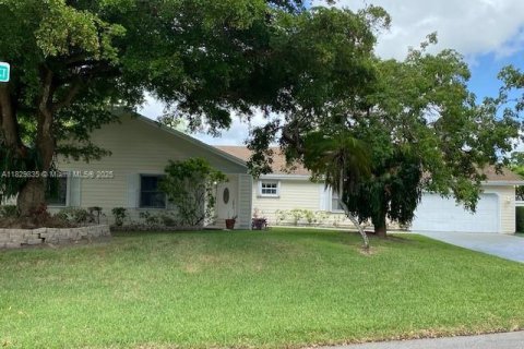 House in Miami, Florida 4 bedrooms, 200.02 sq.m. № 1802672 - photo 2