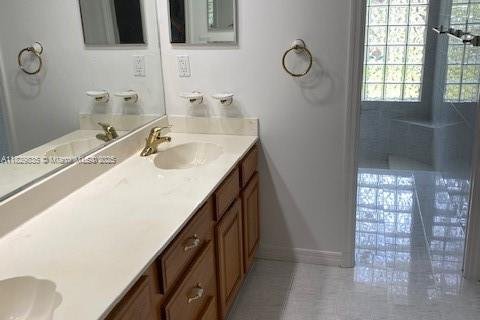 House in Miami, Florida 4 bedrooms, 200.02 sq.m. № 1802672 - photo 13