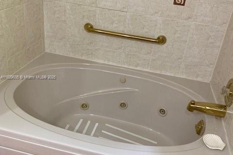 House in Miami, Florida 4 bedrooms, 200.02 sq.m. № 1802672 - photo 16
