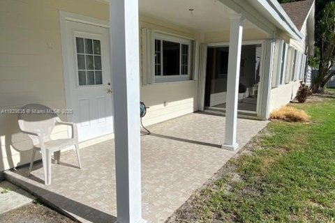 House in Miami, Florida 4 bedrooms, 200.02 sq.m. № 1802672 - photo 19