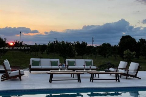 House in Homestead, Florida 6 bedrooms, 371.05 sq.m. № 2009230 - photo 13