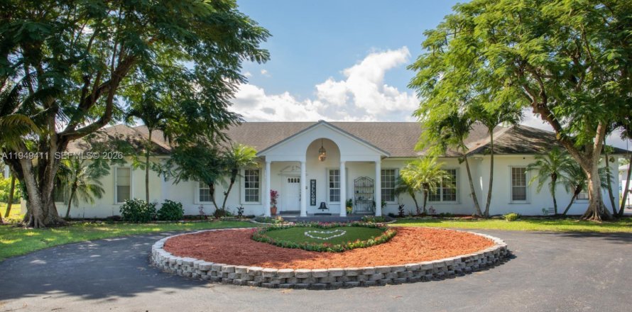 House in Homestead, Florida 6 bedrooms, 371.05 sq.m. № 2009230