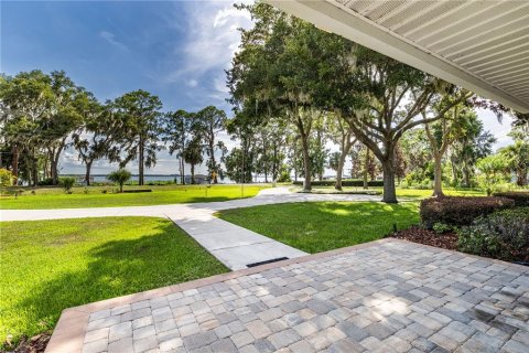 House in Tavares, Florida 4 bedrooms, 280.56 sq.m. № 2203664 - photo 17