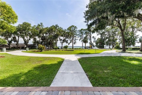 House in Tavares, Florida 4 bedrooms, 280.56 sq.m. № 2203664 - photo 3