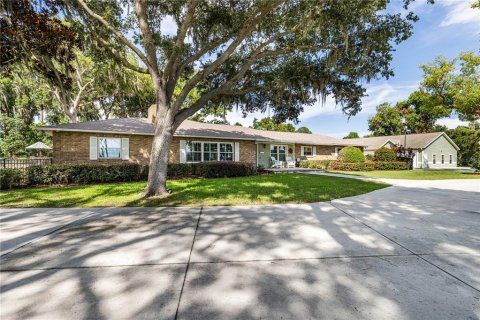 House in Tavares, Florida 4 bedrooms, 280.56 sq.m. № 2203664 - photo 14