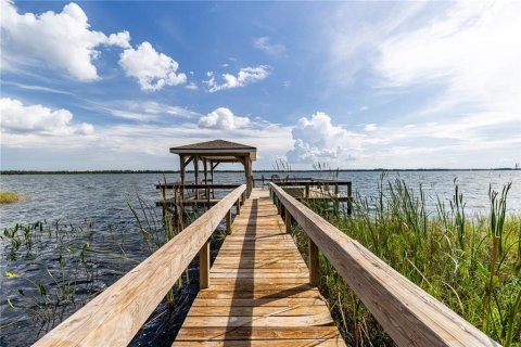 House in Tavares, Florida 4 bedrooms, 280.56 sq.m. № 2203664 - photo 4