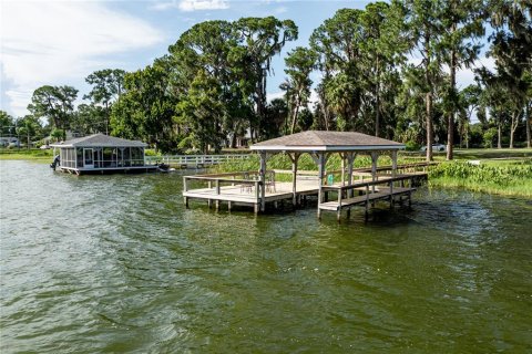 House in Tavares, Florida 4 bedrooms, 280.56 sq.m. № 2203664 - photo 10