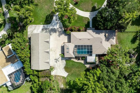 House in Tavares, Florida 4 bedrooms, 280.56 sq.m. № 2203664 - photo 13