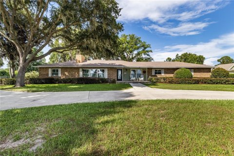 House in Tavares, Florida 4 bedrooms, 280.56 sq.m. № 2203664 - photo 2