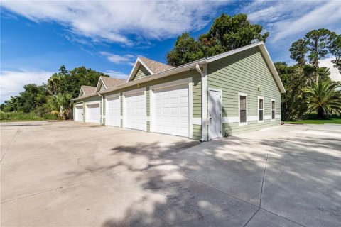 House in Tavares, Florida 4 bedrooms, 280.56 sq.m. № 2203664 - photo 15