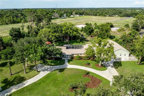 House in Tavares, Florida 4 bedrooms, 280.56 sq.m. № 2203664 - photo 12