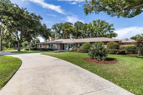 House in Tavares, Florida 4 bedrooms, 280.56 sq.m. № 2203664 - photo 18