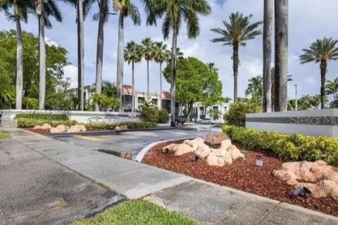 Condo in Miami, Florida, 1 bedroom  № 2073508 - photo 9