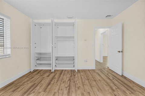 House in Miami, Florida 3 bedrooms, 136.38 sq.m. № 2002429 - photo 27