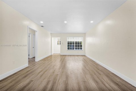 House in Miami, Florida 3 bedrooms, 136.38 sq.m. № 2002429 - photo 5