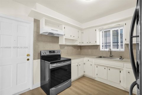 House in Miami, Florida 3 bedrooms, 136.38 sq.m. № 2002429 - photo 18