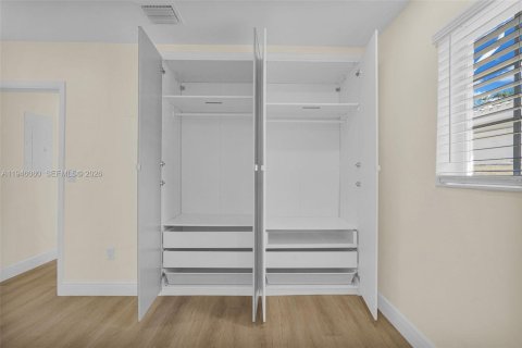 House in Miami, Florida 3 bedrooms, 136.38 sq.m. № 2002429 - photo 23