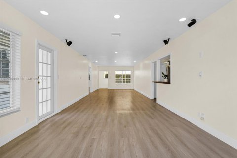 House in Miami, Florida 3 bedrooms, 136.38 sq.m. № 2002429 - photo 7